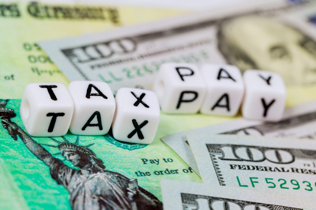 Amerykański formularz podatkowy 1040 i czek zwrotny oraz amerykańskie banknoty stu dolarowe Pay Tax