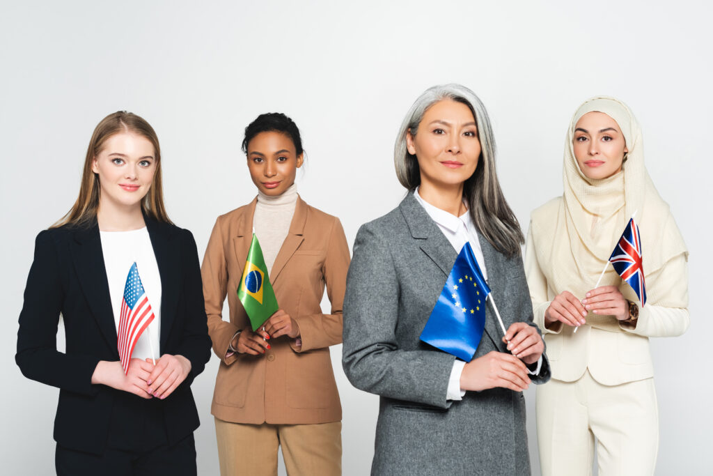 wielokulturowe bizneswoman z flagami różnych krajów na białym tle
