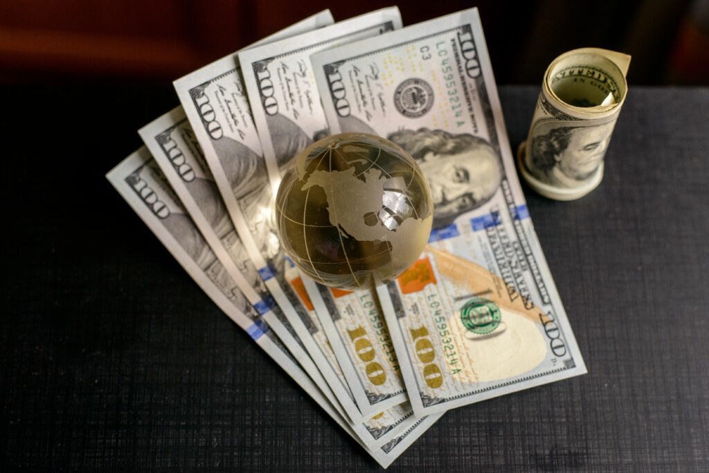 Przezroczysty globus na dolarach