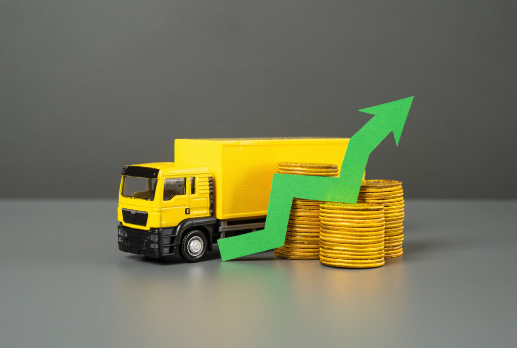 Ciężarówka i zielona strzałka w górę. Wzrost ruchu towarowego, przychodów i opłat. Rozwój gospodarczy. Wzrost cen.