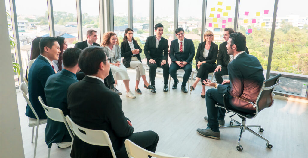 Grupa ludzi w biznesie korporacyjnym Wydarzenie szkoleniowe seminarium, gratulacje sukcesu organizacji. Wydarzenie konferencyjne lub szkolenie edukacyjne. Zarządzanie miejscem pracy i wydajność rozwoju.