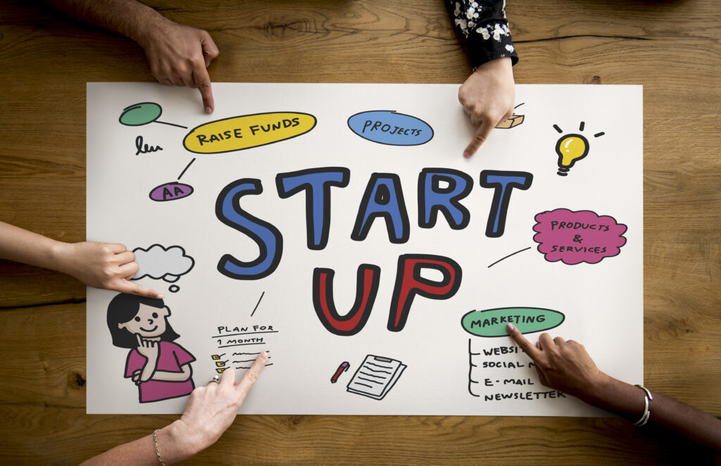 Palce wskazujące na plan startupu