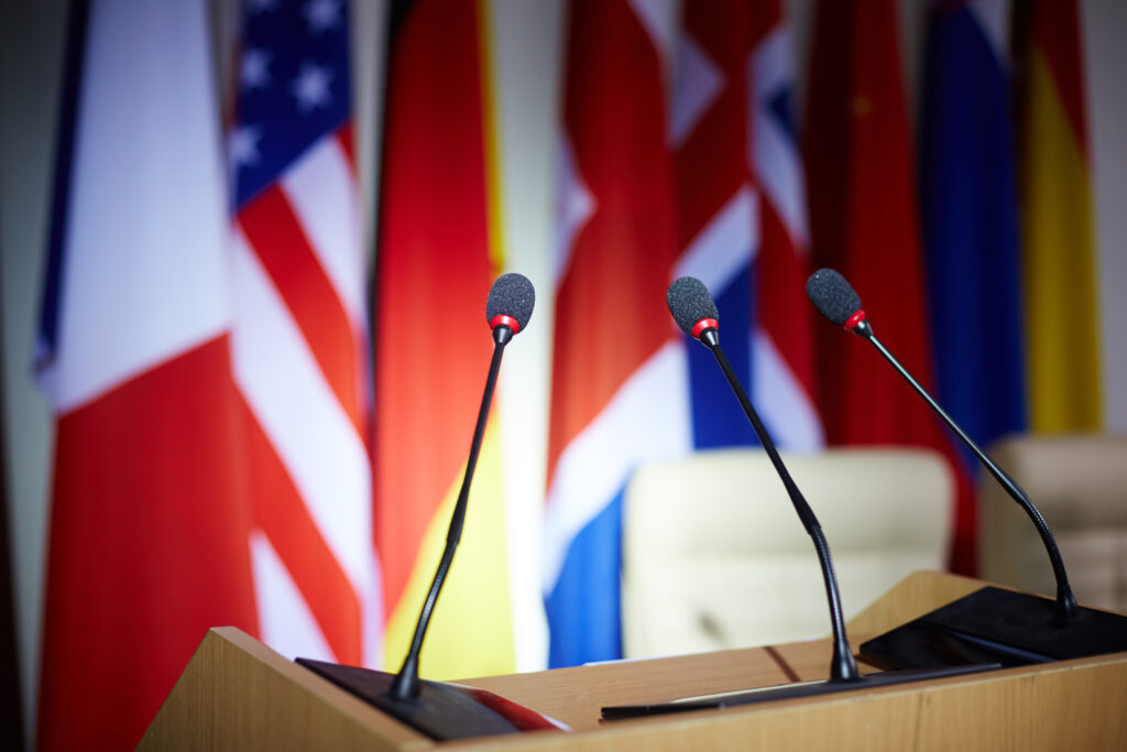 Pusta trybuna z mikrofonami w sali kongresowej