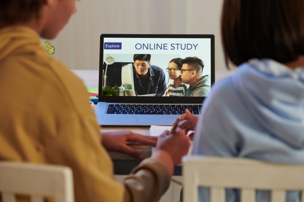 Uczennice uczęszczające na zajęcia online za pośrednictwem platformy edukacyjnej