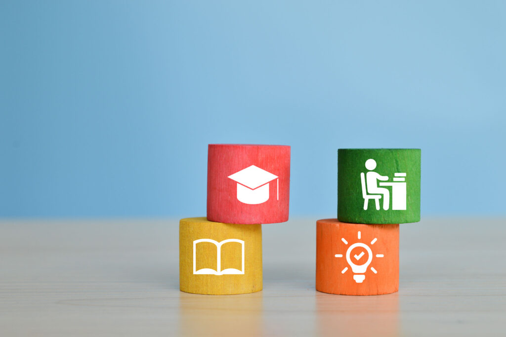 Drewniana kostka z symbolami sukcesu. Koncepcja drogi do sukcesu.